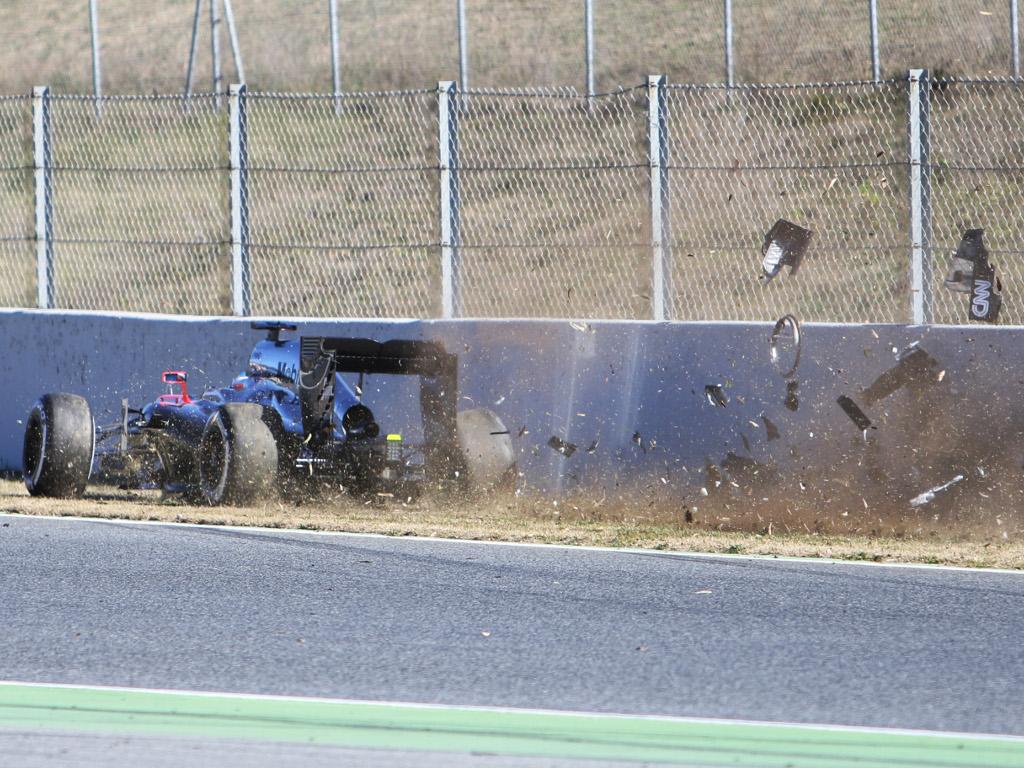 Alonso Barcelona test crash