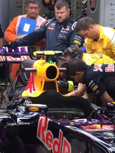 Red Bull engineers work on Daniil Kvyat's car during FP1, Singapore GP