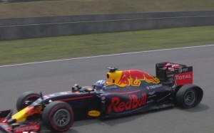 Daniel Ricciardo puncture at the chinese GP